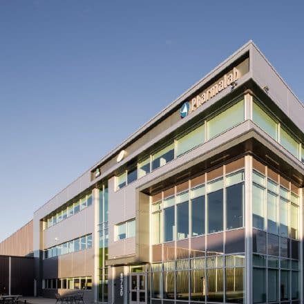 Un bâtiment moderne de PharmaLab avec de grandes fenêtres.