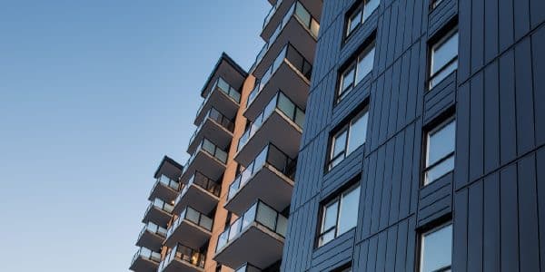 Vue en contre-plongée d'un immeuble d'appartements moderne avec balcons.