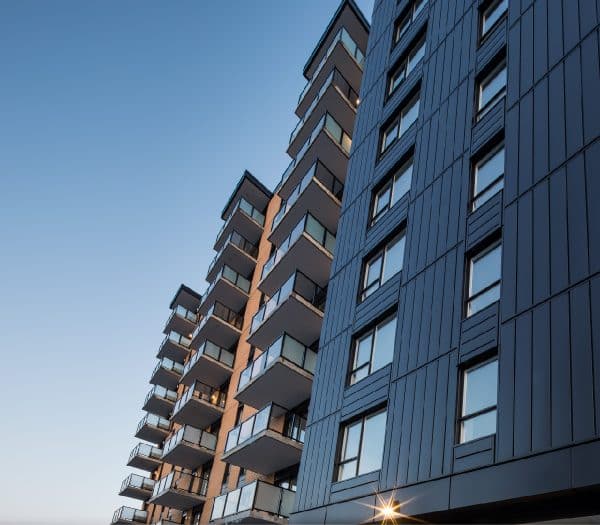 Vue en contre-plongée d'un immeuble d'appartements moderne avec balcons.