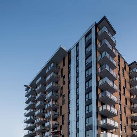 Un immeuble d'appartements moderne avec de nombreux balcons.