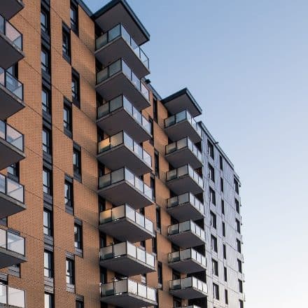 Un immeuble d'appartements moderne avec plusieurs balcons.