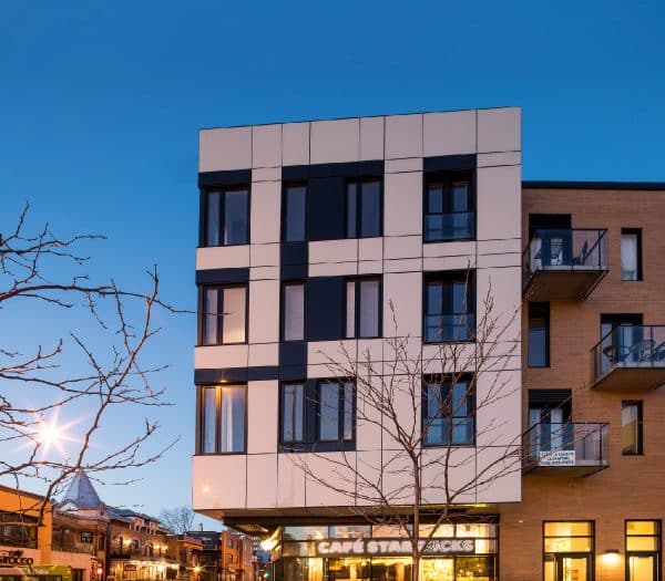 Un immeuble moderne avec un Starbucks au rez-de-chaussée.