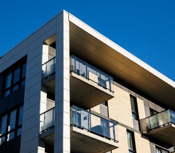 Un immeuble d'appartements moderne avec des balcons.