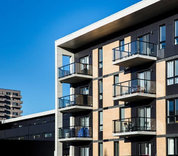 Un immeuble d'appartements moderne avec plusieurs balcons.