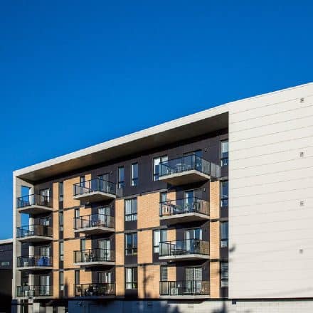 Un immeuble d'appartements moderne avec plusieurs balcons.