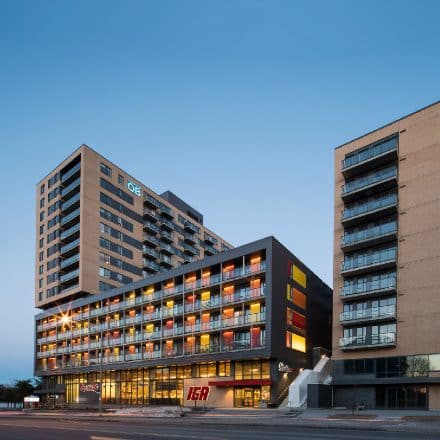 Un immeuble d'appartements moderne avec un supermarché IGA au rez-de-chaussée.
